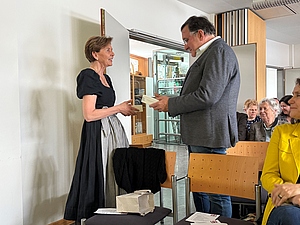 LTP Brigitta Pallauf dankt Augustin Kloiber für sein langjähriges Engagement.