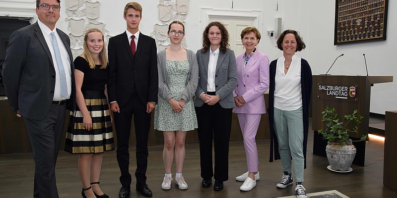 Im Bild v.l. Thomas Mitterecker (Gesellschaft für Salzburger Landeskunde), Laura König (3. Preis Kategorie Geschichte und Landeskunde), Jan Schmidt (1.), Anna Heitzmann (1.), Julia Celina Hauser (Kategorie Demokratiepolitische Bildung), Landtagspräsidentin Brigitta Pallauf, Andrea Dillinger (Sbger. Museen und Sammlungen).