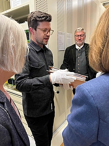 Benjamin Mühlbachler erklärt die fachgerechte Aufbewahrung im Archiv | Foto: LVSMS